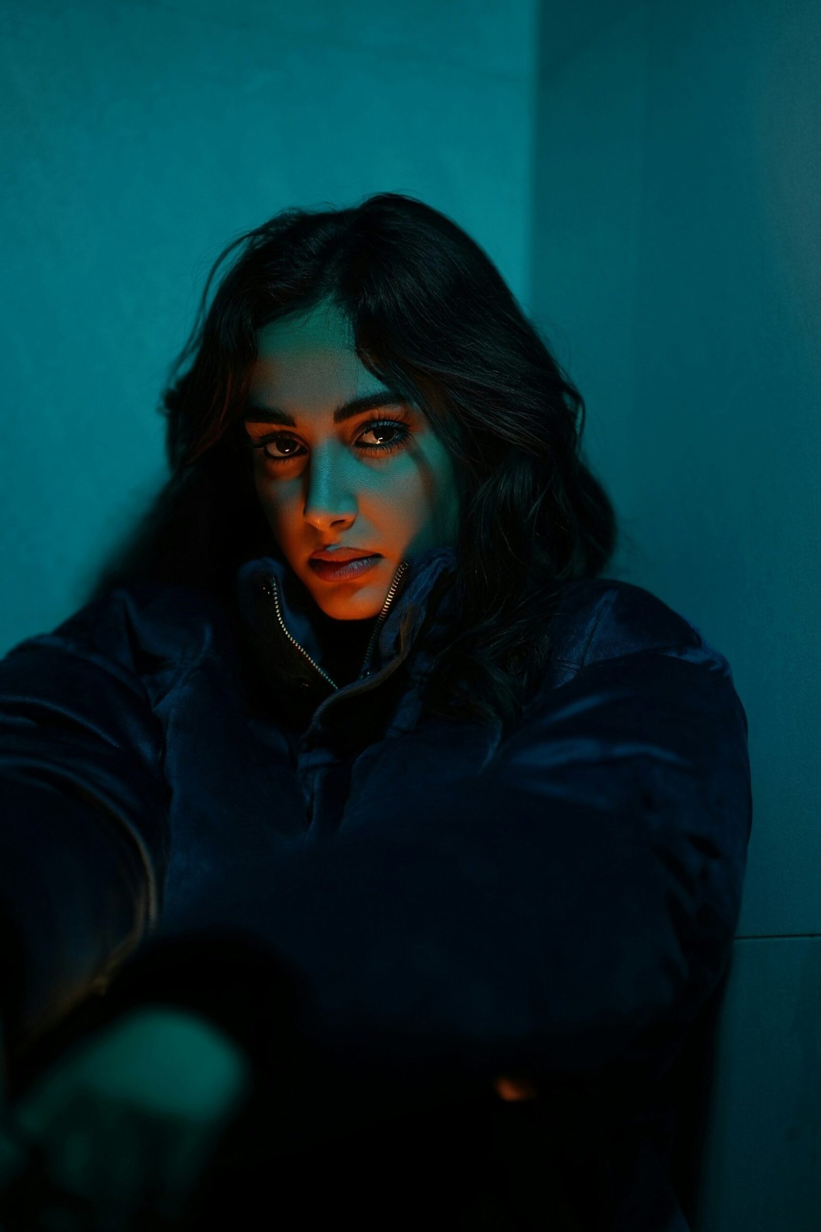 بورتريه سينمائي بإضاءة اتجاهية وتباين لوني يوضح التحكم في شكل الضوء على الوجه