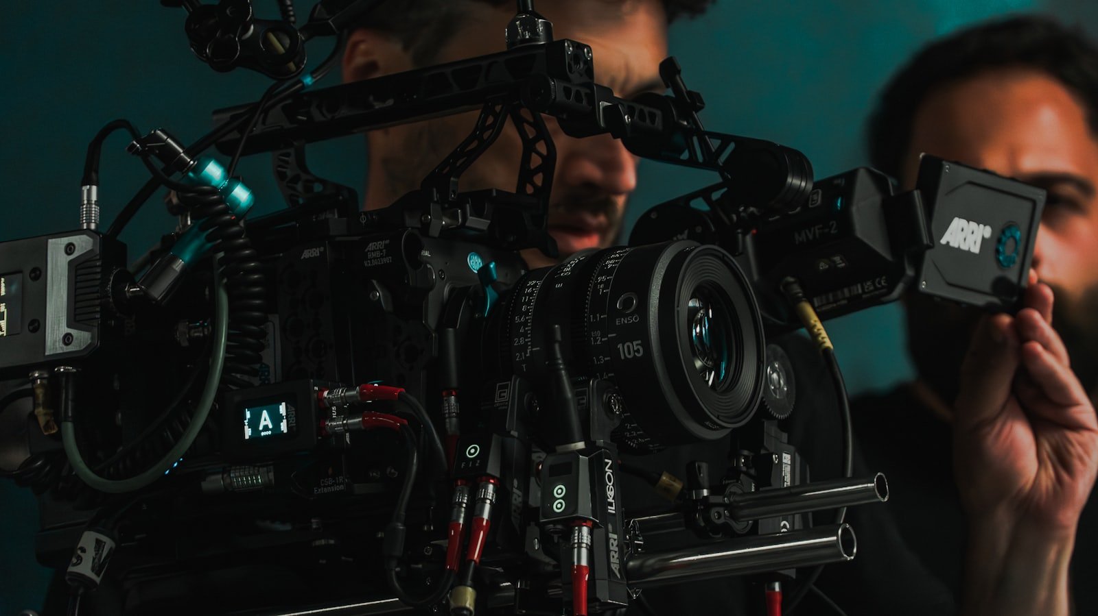 فريق تصوير يجهز كاميرا سينمائية احترافية قبل التصوير مع معدات المراقبة والتحكم