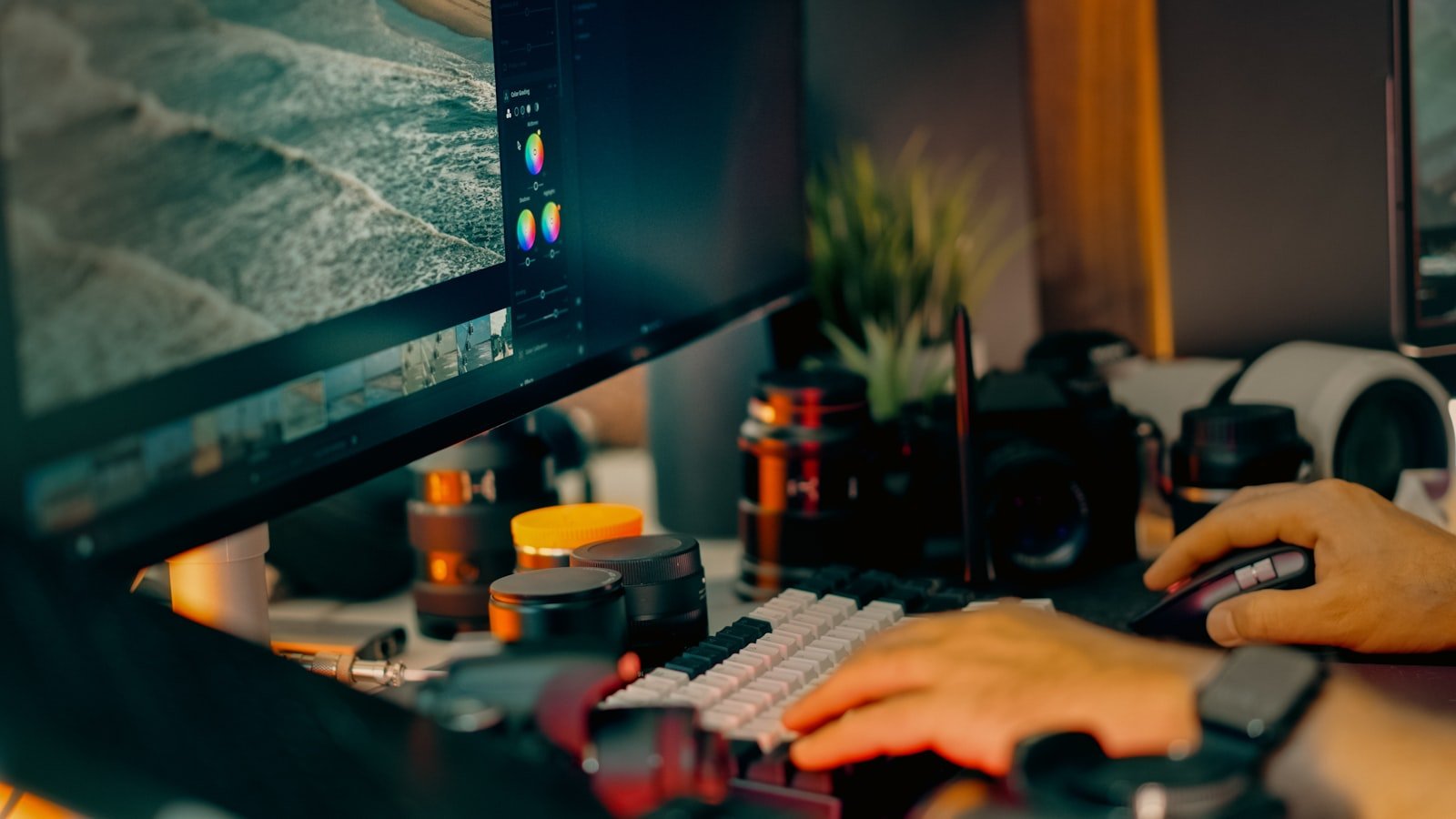 شاشة تحرير ألوان وفيديو ضمن Workflow منظم لإدارة ملفات المشروع - تصوير Jakub Żerdzicki على Unsplash