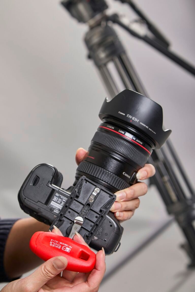يد تركب عدسة على كاميرا لتوضيح مفهوم Lens Mount Adapter