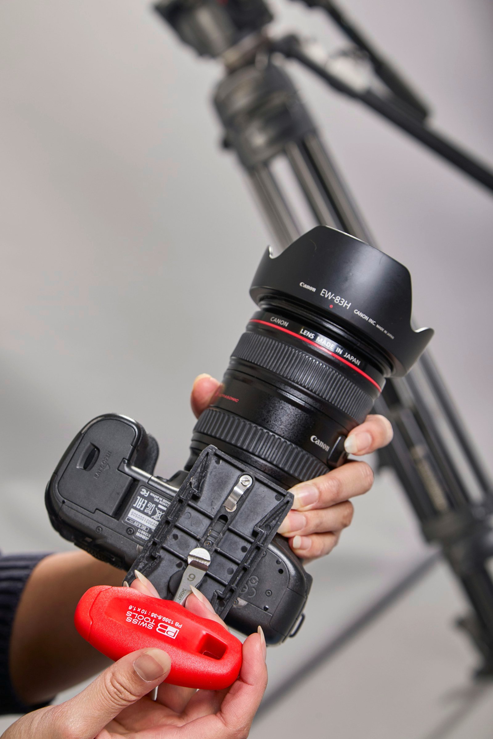يد تركب عدسة على كاميرا لتوضيح مفهوم Lens Mount Adapter