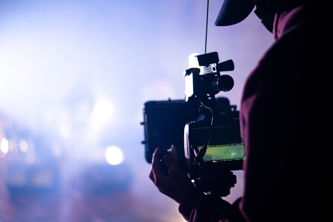 تشغيل كاميرا فيديو احترافية ضمن إعداد تصوير متعدد الكاميرات يحتاج مزامنة دقيقة