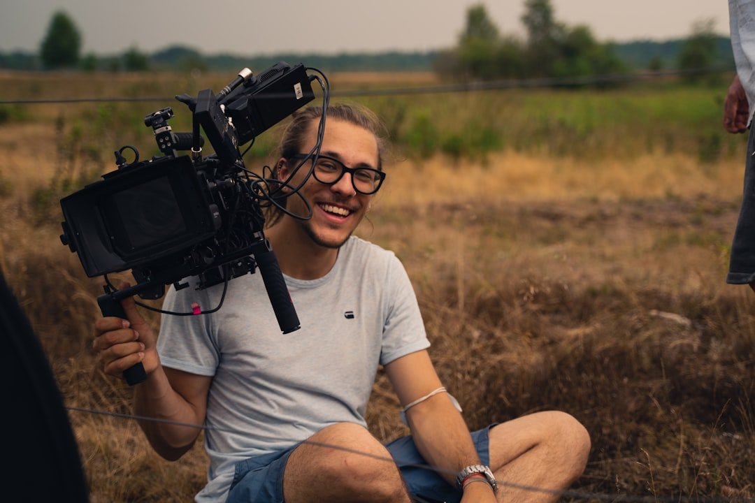 مصور يستخدم كاميرا فيديو على الكتف في جلسة تصوير طويلة