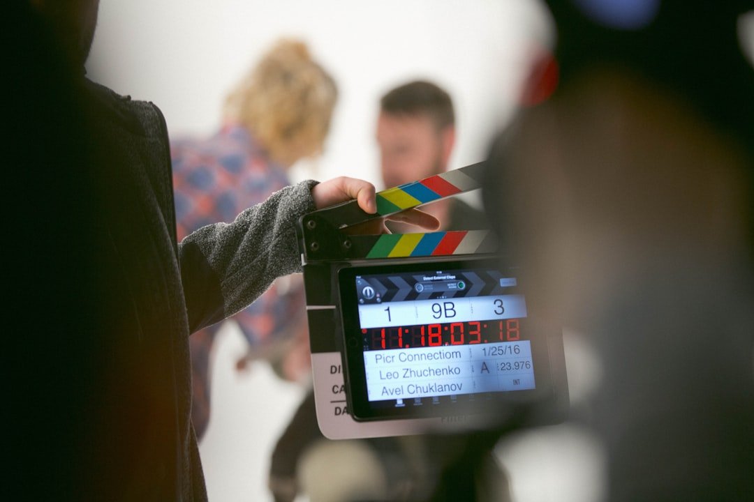 كاميرا تصوير فيديو احترافية ضمن موقع إنتاج سينمائي