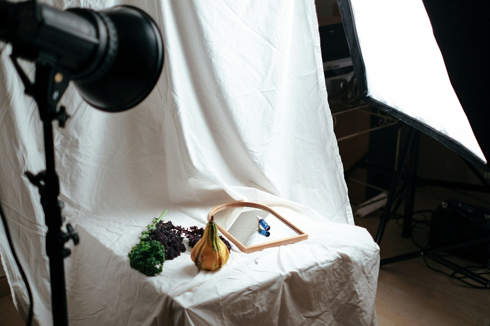 إعداد تصوير منتجات بخلفية بيضاء وإضاءة Softbox ناعمة