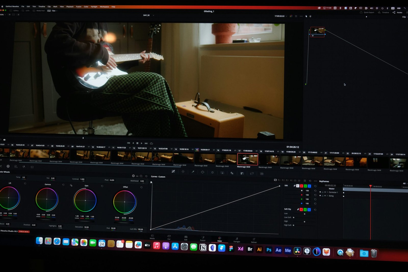 واجهة DaVinci Resolve لعملية تلوين فيديو على شاشة حاسوب