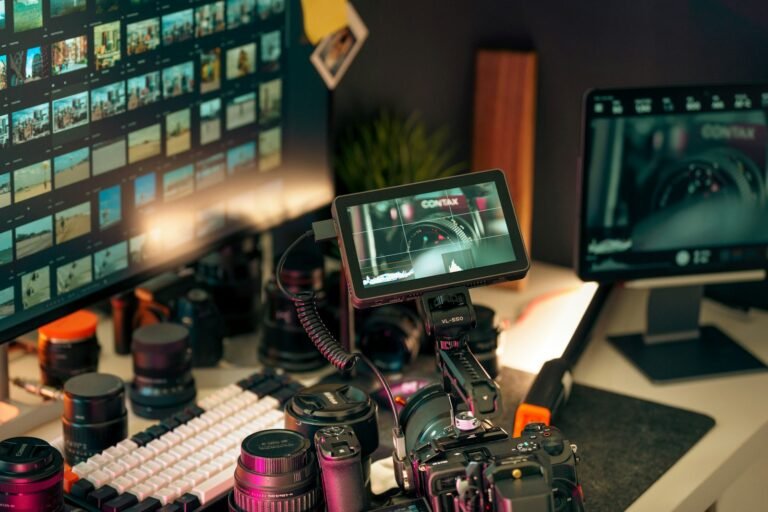 مساحة مونتاج فيديو احترافية لتنظيم ملفات المشروع والوسائط - تصوير Jakub Żerdzicki على Unsplash