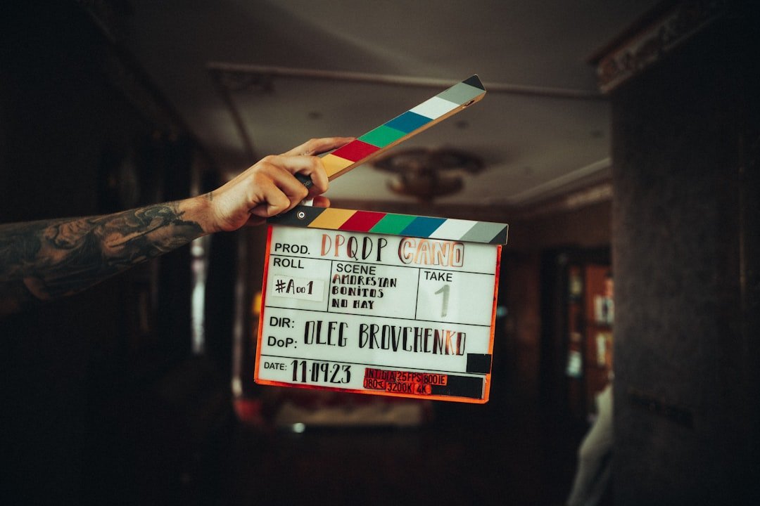 شخص يحمل لوح التصوير Clapperboard قبل بدء اللقطة لتسجيل بيانات المشهد واللقطة