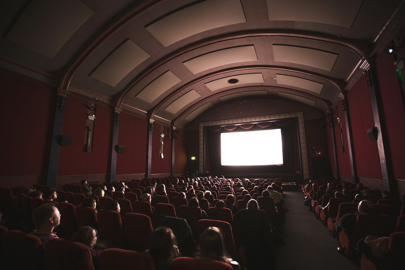 شاشة عرض سينمائية تستخدم لفحص الصورة والصوت في ملف DCP قبل التسليم