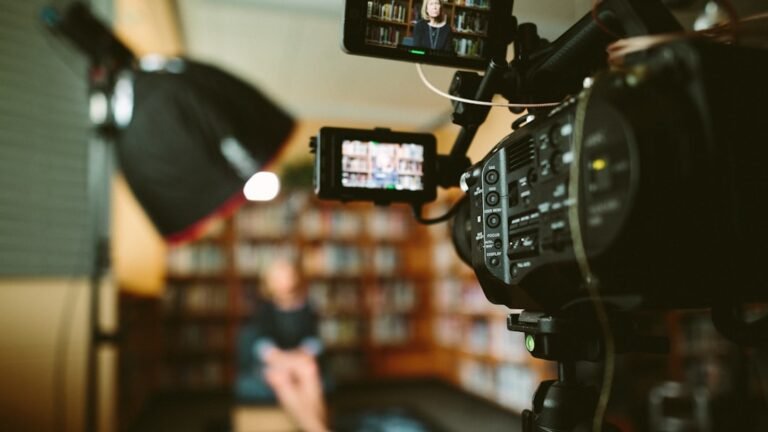 كاميرا سينمائية على موقع تصوير مع شاشة مراقبة لضبط التعريض قبل تسجيل الفيديو