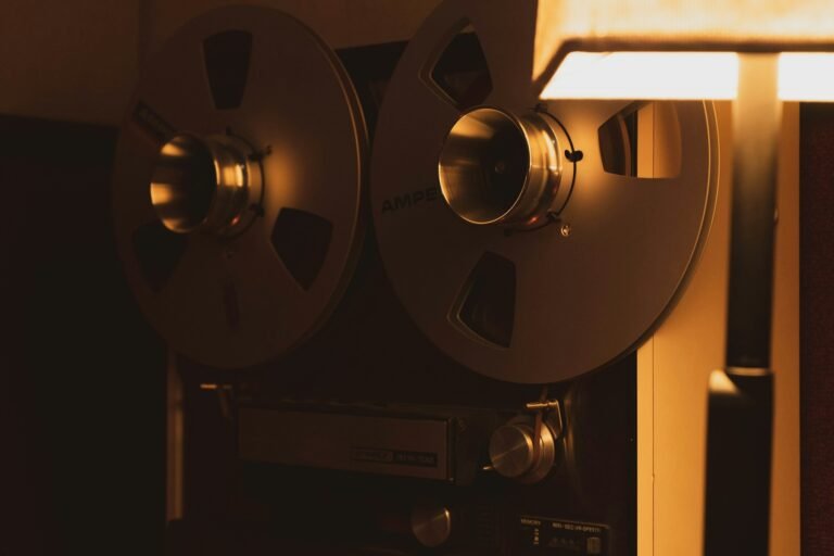 عارض سينمائي يوضح مرحلة تشغيل ملف DCP في قاعة السينما