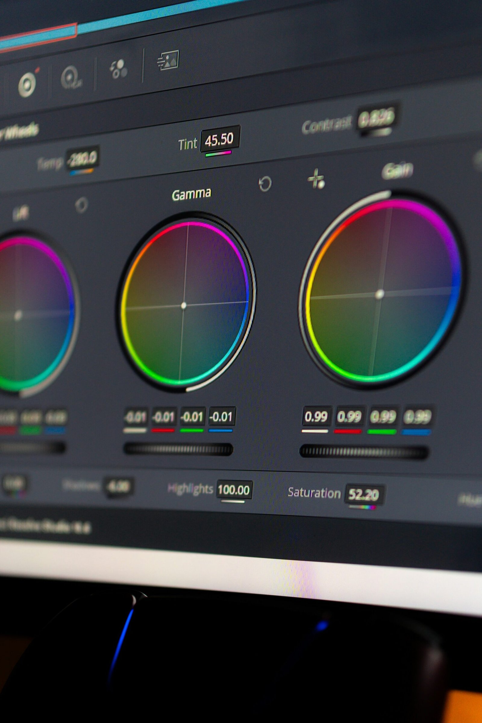 لقطة مقربة لعجلات الألوان في واجهة DaVinci Resolve