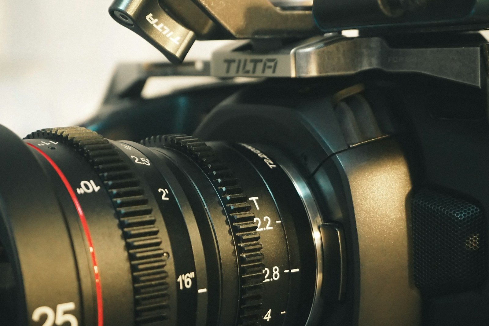كاميرا Blackmagic مجهزة بعدسة سينمائية ذات حلقة فتحة مخصصة للتصوير الاحترافي