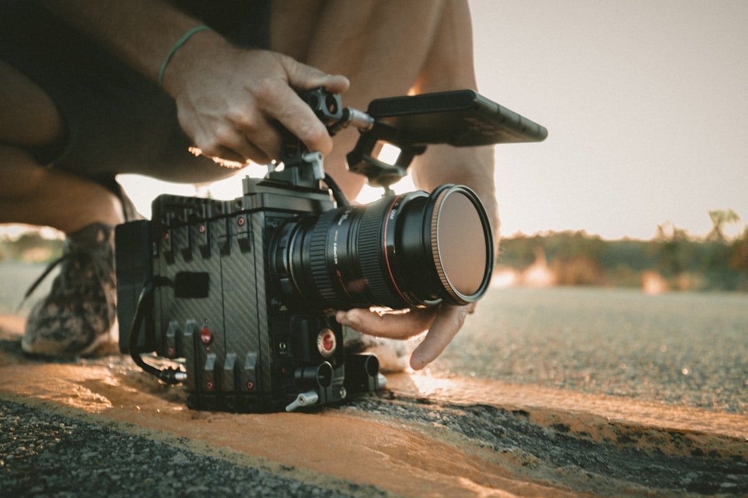عدسة مركبة على كاميرا إنتاج سينمائي مع حلقات تحكم يدوية للفتحة والتركيز