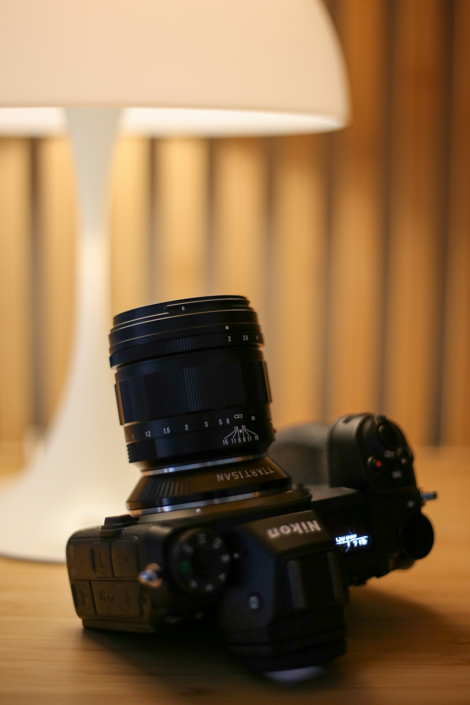 كاميرا Mirrorless بعدسة مركبة عبر محول عدسات لتوضيح التوافق بين قواعد مختلفة