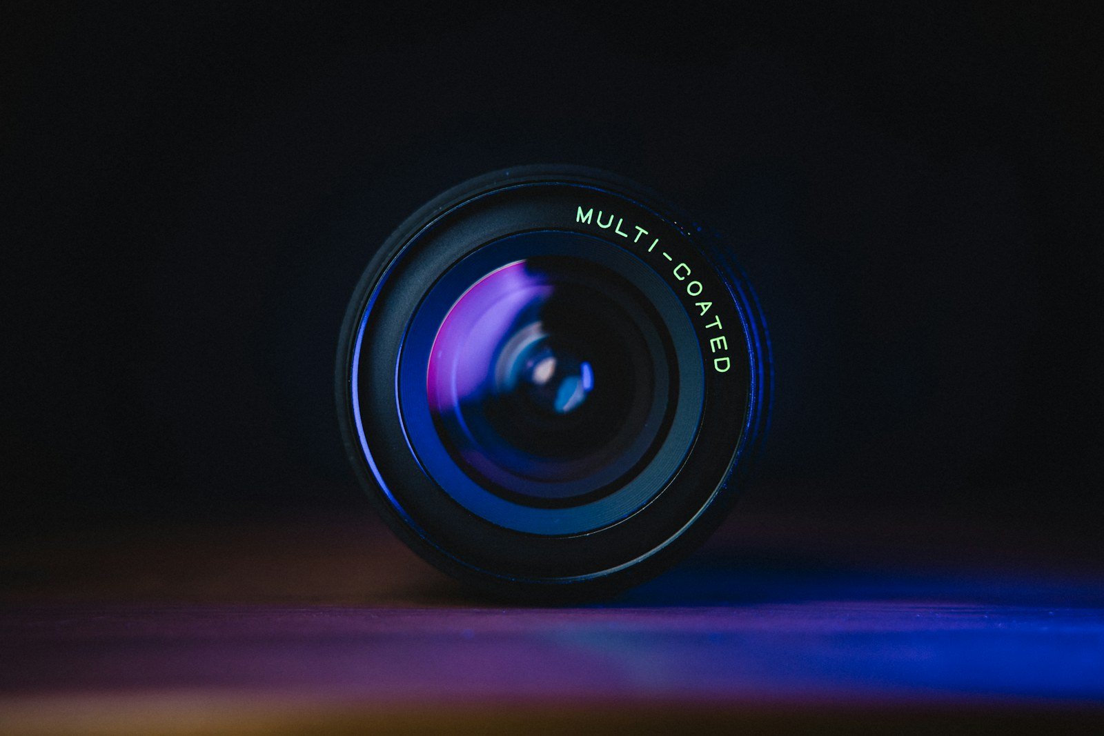 عدسة كاميرا منفصلة توضح اختيار قاعدة Lens Mount المناسبة قبل استخدام المحول