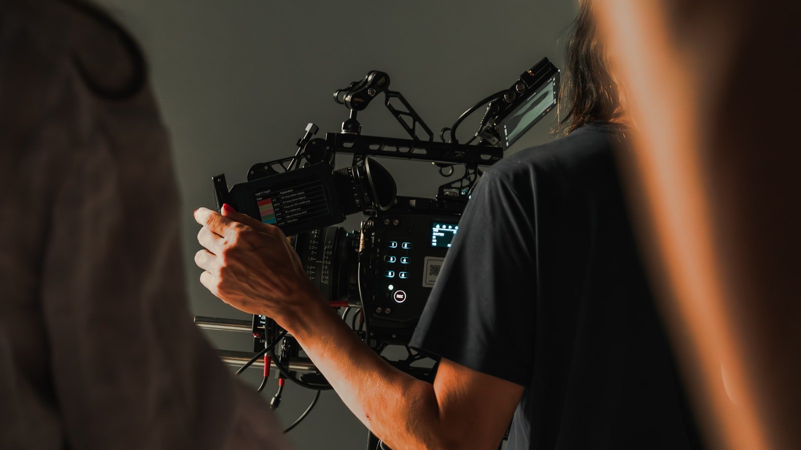 مساعد كاميرا يستخدم مخطط ألوان أمام كاميرا سينمائية لفحص التعريض واتساق اللون