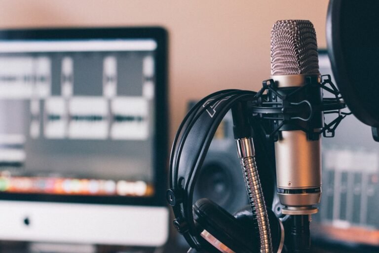 ميكروفون احترافي وسماعات ضمن إعداد تسجيل صوتي لفحص الفيز وتداخل الإشارات