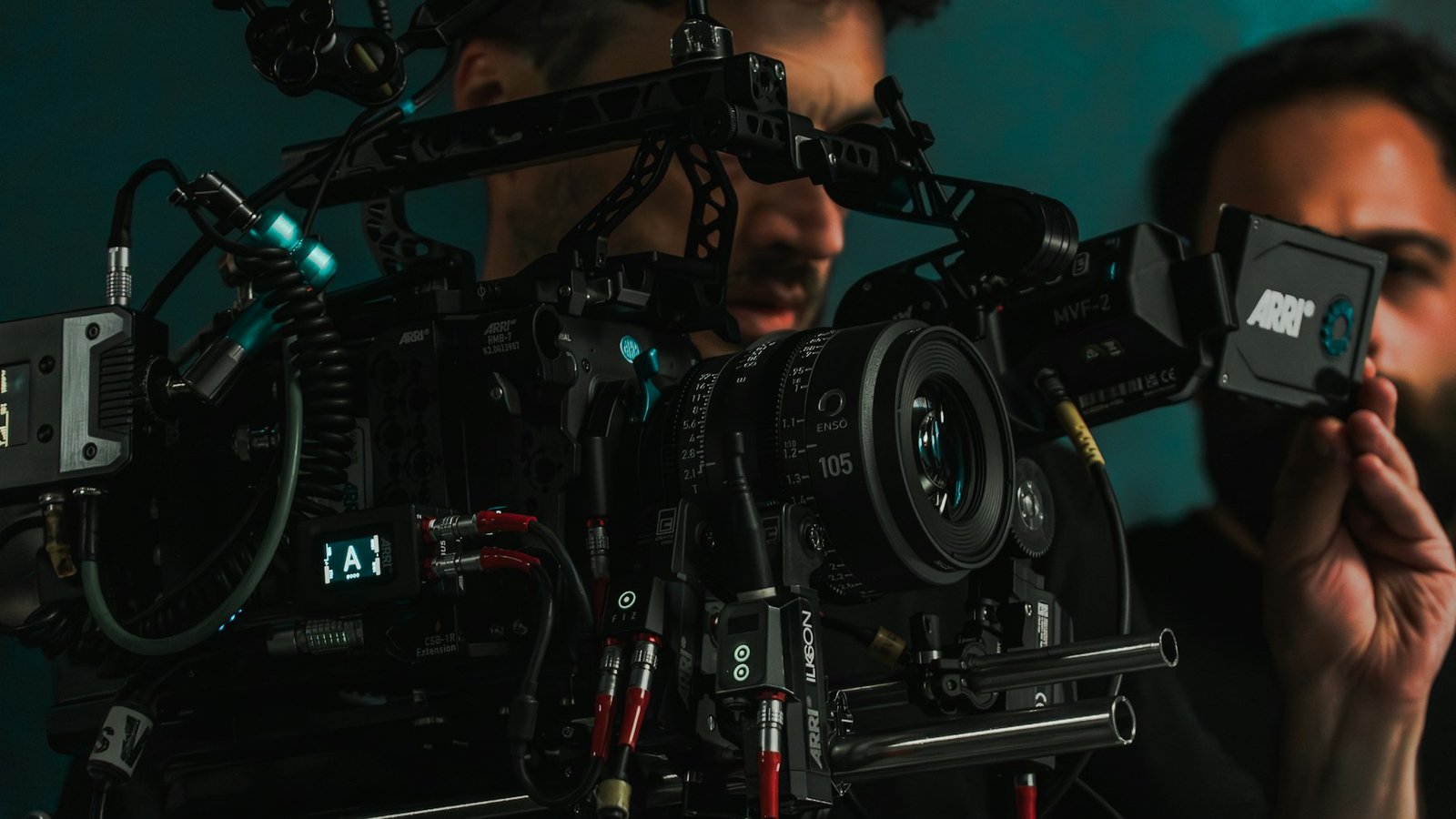 فريق تصوير يجهز كاميرا سينمائية وعدسة احترافية قبل التصوير
