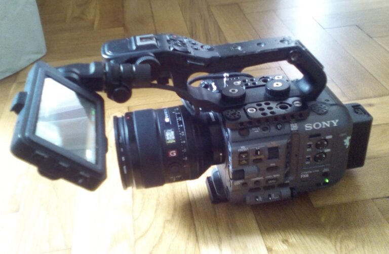 كاميرا Sony FX6 سينمائية مع شاشة خارجية وملحقات تصوير