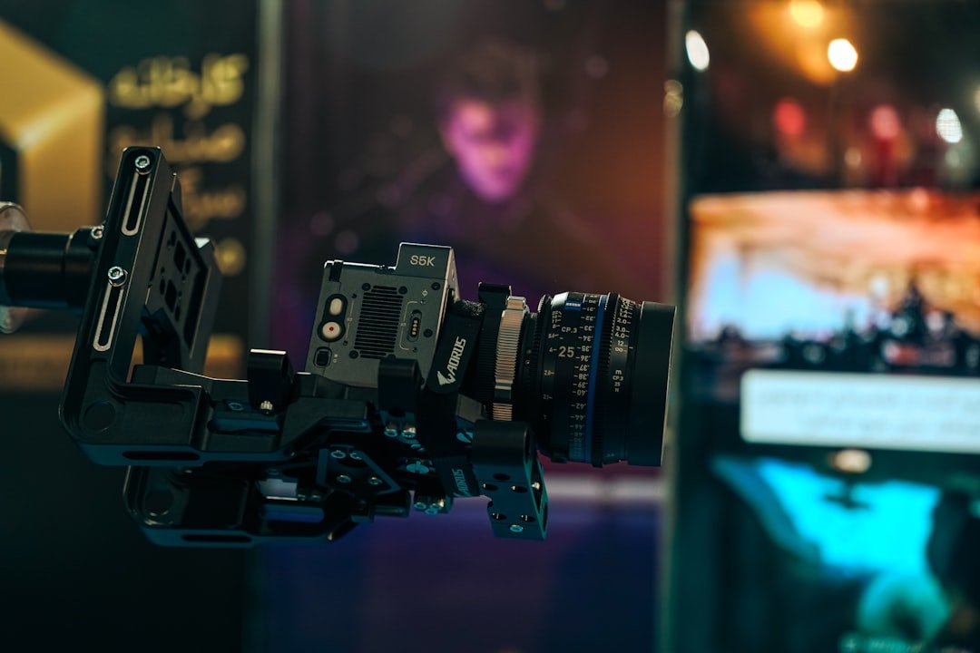 كاميرا فيديو احترافية مجهزة للتصوير ضمن بيئة إنتاج سينمائي