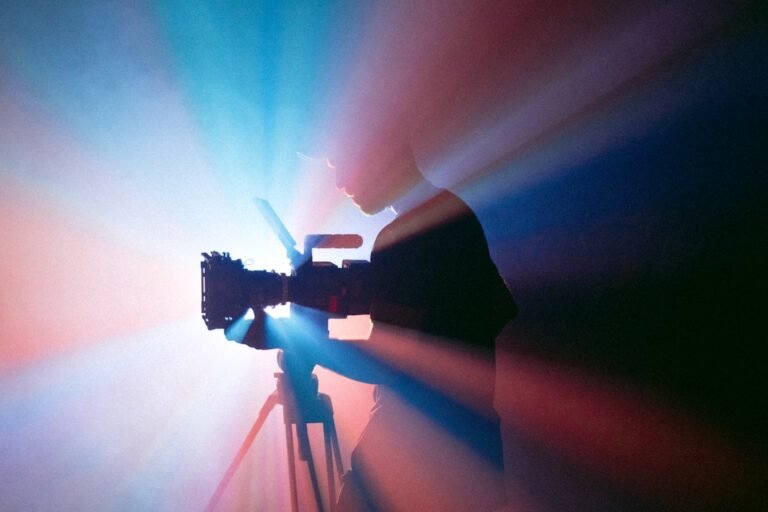 كاميرا فيديو على حامل ثلاثي داخل إضاءة زرقاء وحمراء لشرح استخدام Practical Lights في المشهد
