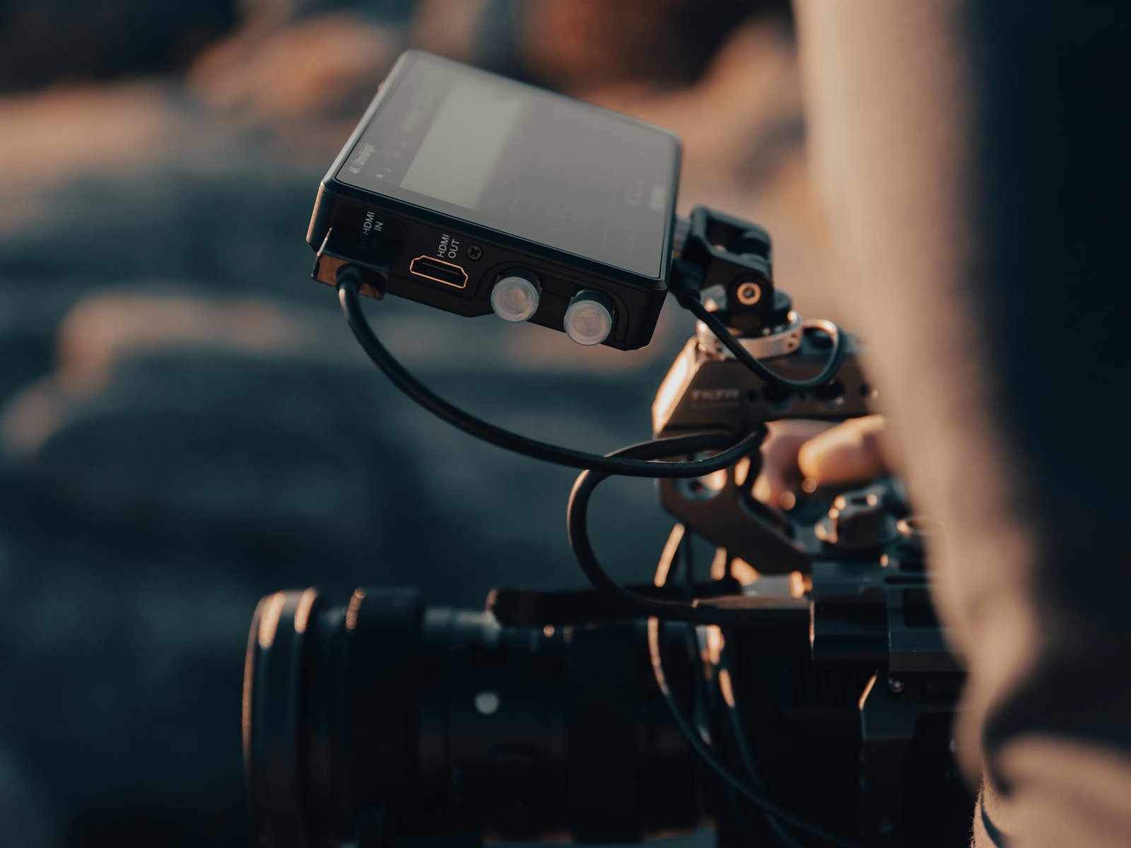 كاميرا سينمائية مزودة بشاشة مراقبة خارجية أثناء تصوير الفيديو
