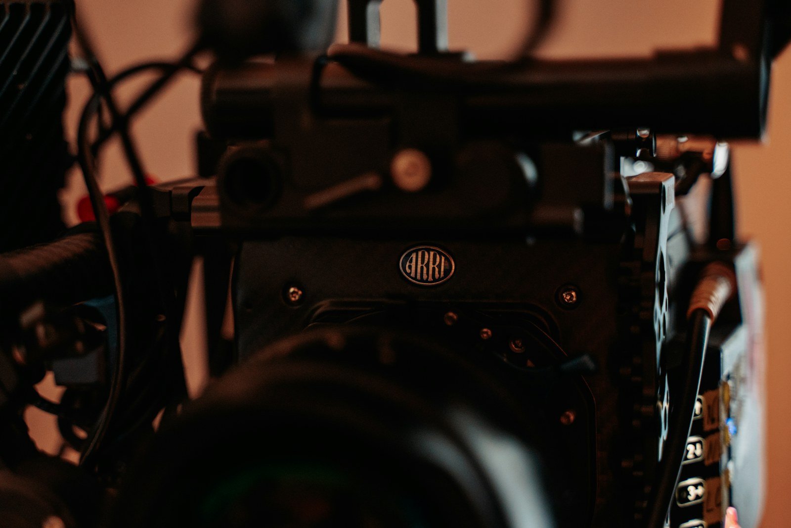 كاميرا سينمائية احترافية ضمن تجهيز تصوير يوضح تكامل الكاميرا والعدسة في تسجيل البيانات