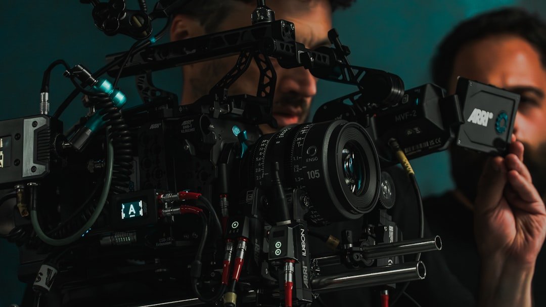 كاميرا سينمائية مجهزة بعدسة ونظام تحكم بالفوكس في موقع تصوير احترافي
