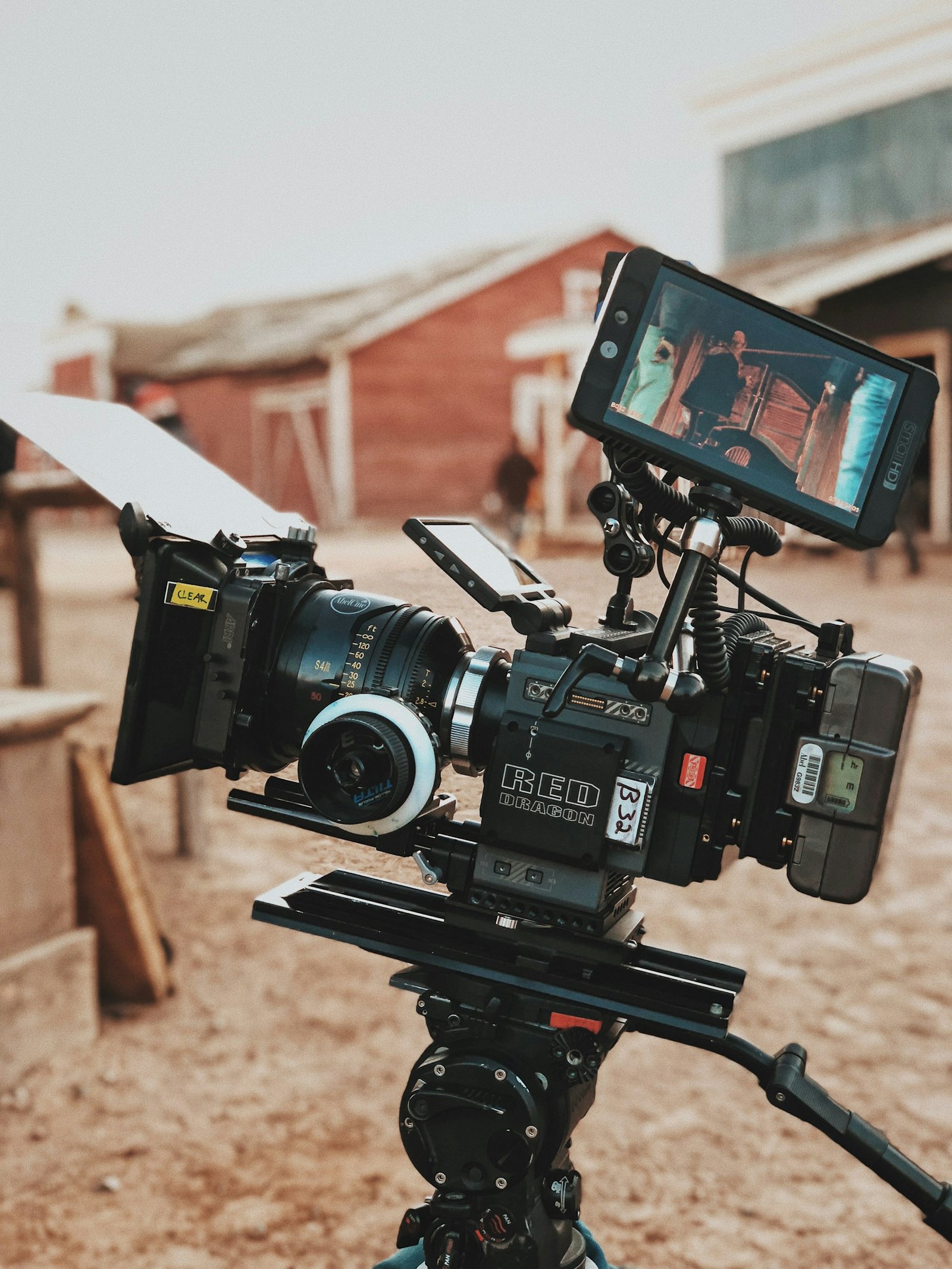 كاميرا سينمائية مركبة على حامل في موقع تصوير خارجي لتوضيح الفرق بين الحركة البصرية والحركة الفيزيائية للكاميرا