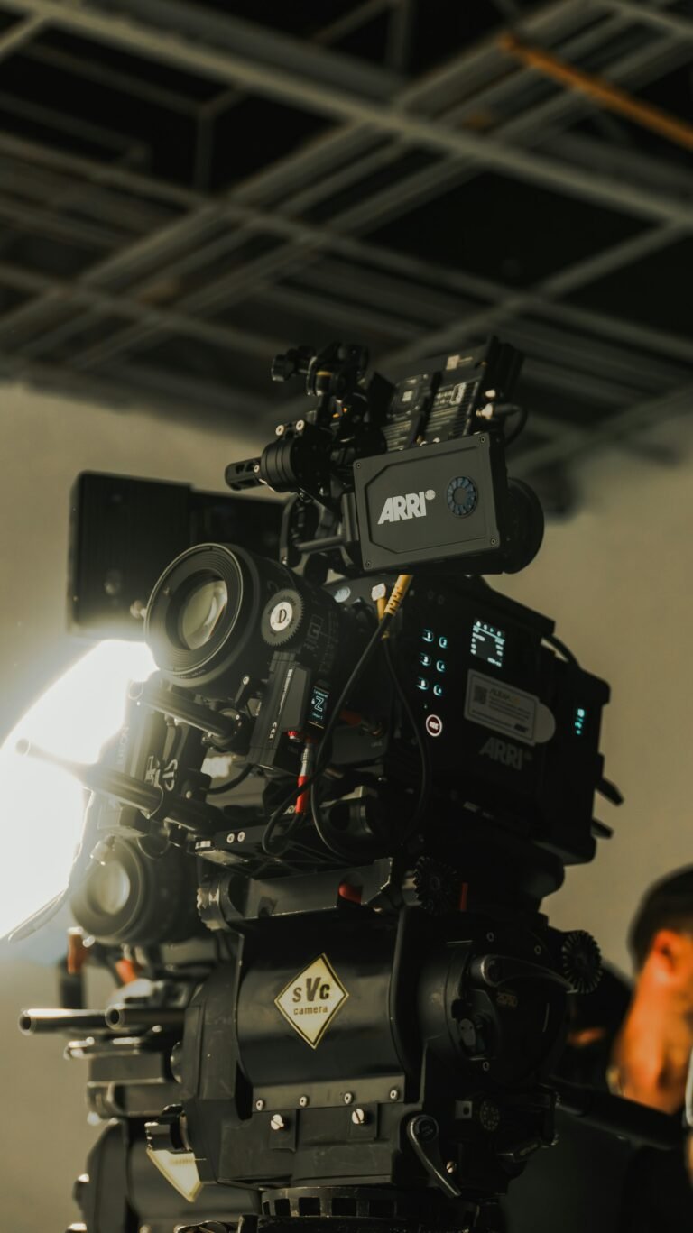 كاميرا سينمائية احترافية أمام إضاءة استوديو أثناء تصوير فيديو