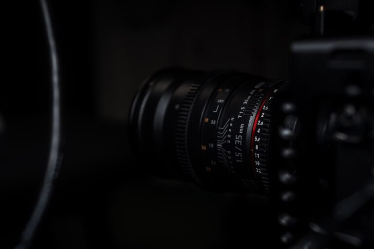 كاميرا سينمائية بعدسة احترافية تستخدم للتركيز اليدوي أثناء تصوير الفيديو