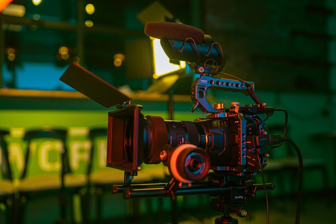 كاميرا فيديو احترافية بعدسة سينمائية لتوضيح الفرق العملي بين F-stop وT-stop