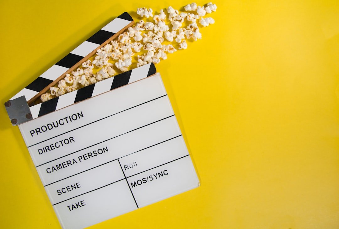 لوح Clapperboard يوضح وظيفة الصفقة البصرية والصوتية كمؤشر لمزامنة الفيديو والصوت
