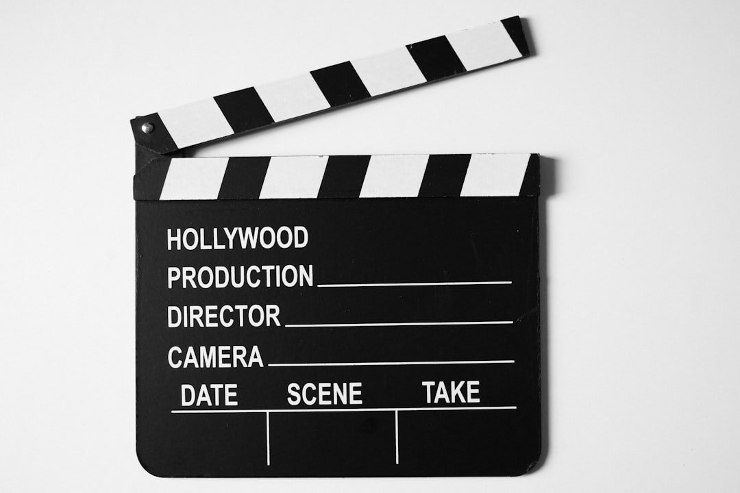 لوح تصوير سينمائي Clapperboard يستخدم لتوثيق رقم المشهد واللقطة والـTake أثناء الإنتاج