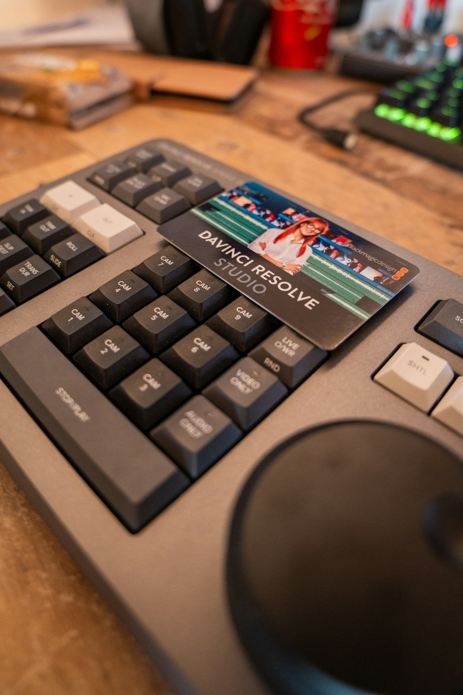 لوحة تحكم ومفاتيح مخصصة للمونتاج والعمل على DaVinci Resolve