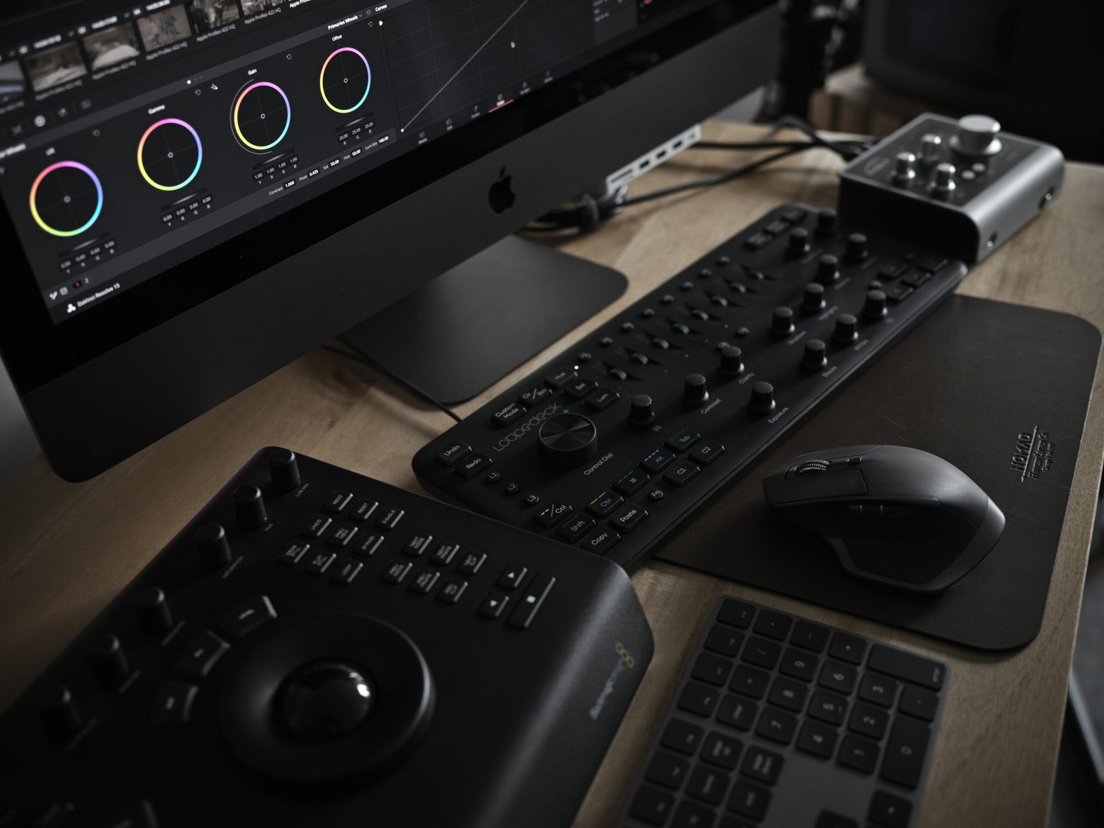 لوحات تحكم احترافية أمام شاشة DaVinci Resolve في غرفة تلوين