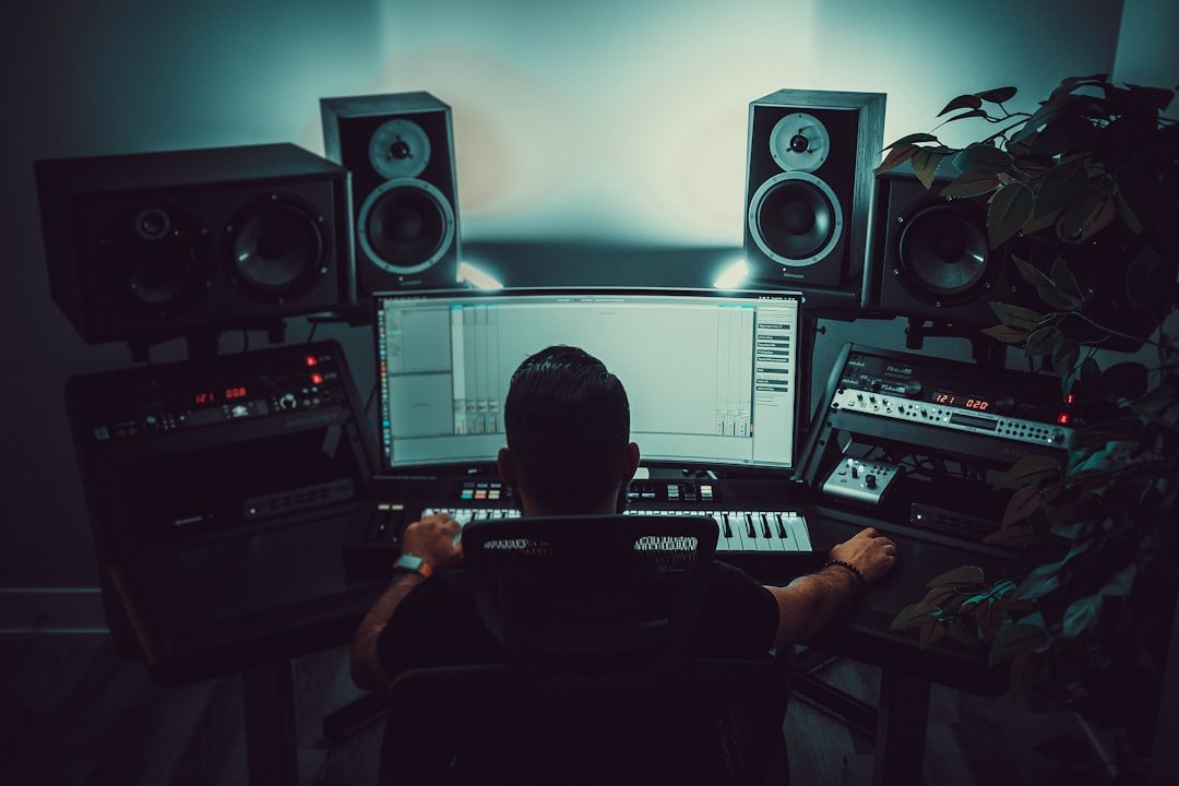 محرر يراجع مشروعًا على شاشة داخل بيئة ما بعد الإنتاج لمقارنة Loudness ومستوى الصوت النهائي