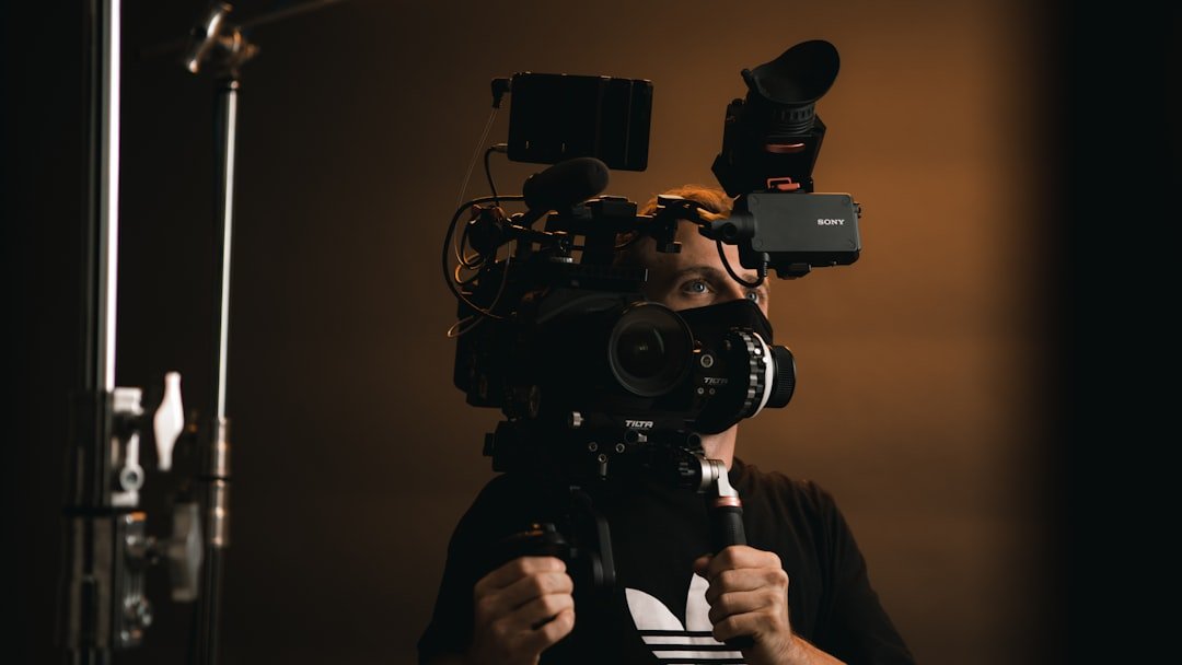 مصور يستخدم كاميرا سينمائية في موقع تصوير ضمن سيناريو مزامنة الكاميرات