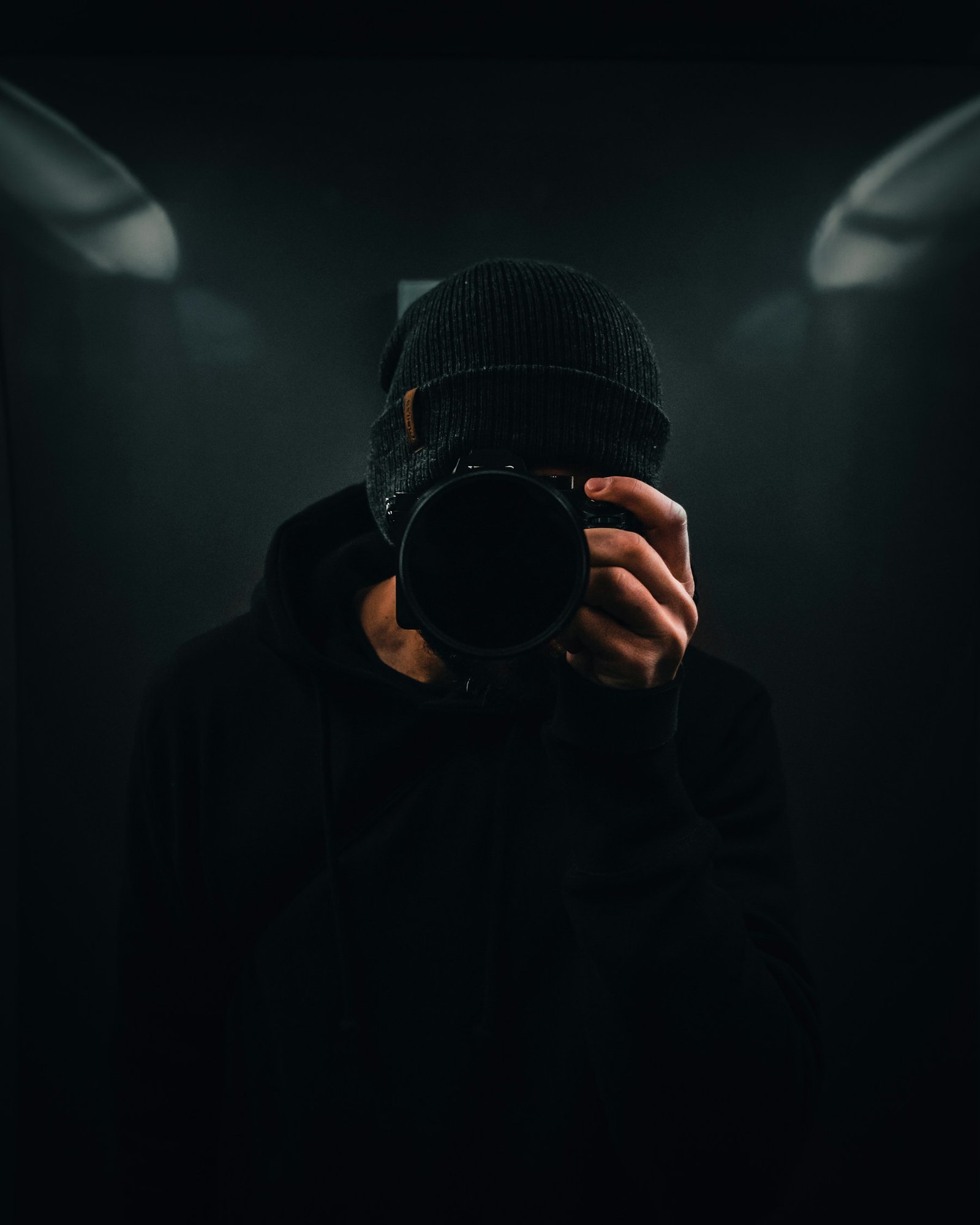 مصور يلتقط صورة في بيئة منخفضة الإضاءة لتوضيح تأثير قياس التعريض على إعدادات الكاميرا