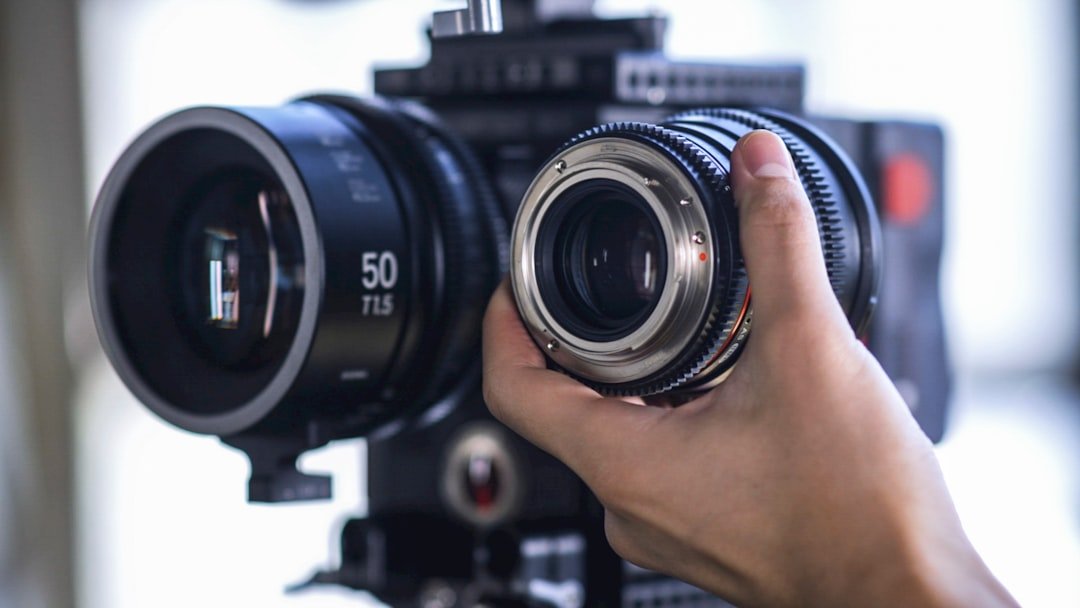 معدات كاميرا سينمائية وعدسة احترافية توضح تجهيز سحب الفوكس اليدوي في موقع التصوير