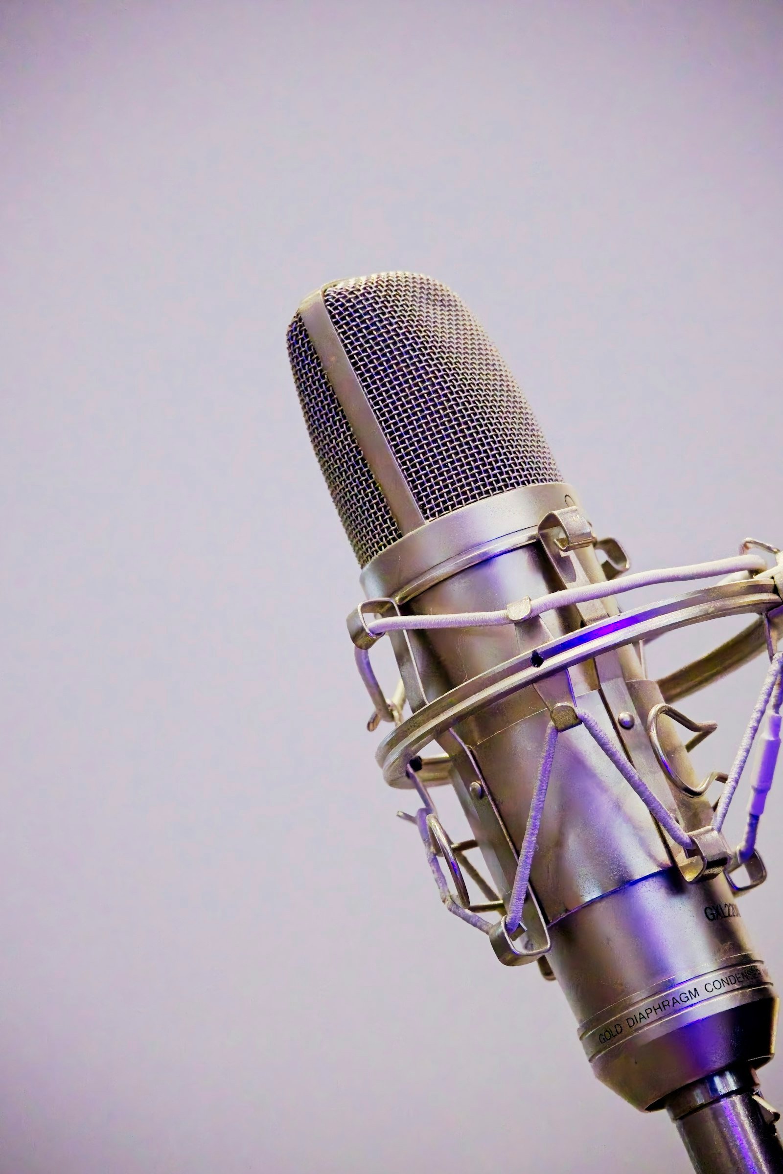 ميكروفون استوديو احترافي لشرح الفرق بين Room Tone وصمت الاستوديو أثناء معالجة الحوار