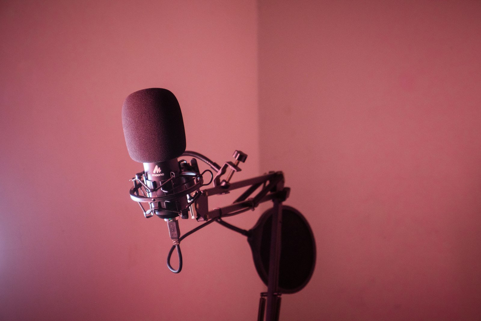 ميكروفون على ذراع Boom داخل موقع تسجيل لشرح أهمية ثبات إعداد الميكروفون عند تسجيل Room Tone