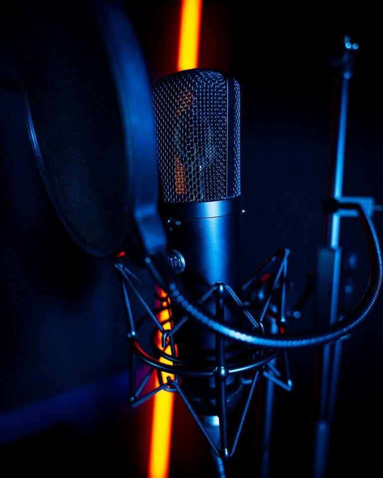 ميكروفون احترافي داخل استوديو هادئ لتسجيل Room Tone وصوت المكان
