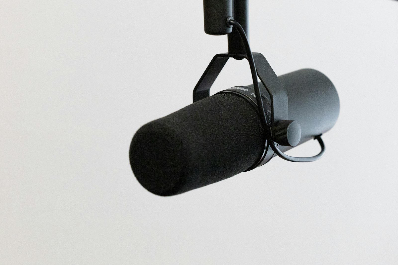 ميكروفون ديناميكي احترافي للتسجيل الصوتي عبر موصل XLR