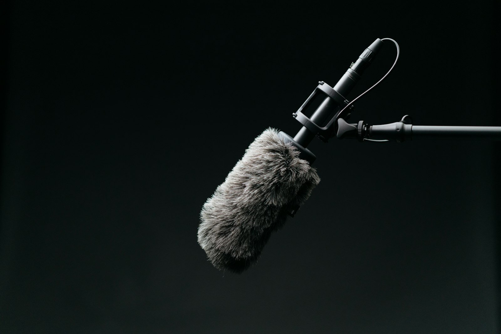 ميكروفون كوندنسر احترافي يستخدم عادة مع طاقة Phantom Power عبر XLR