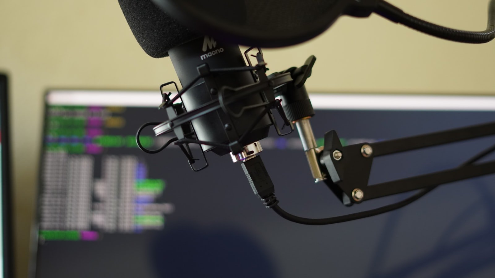 ميكروفون موصول بواجهة أو جهاز تسجيل لتوضيح تحويل Mic Level إلى مستوى مناسب للتسجيل