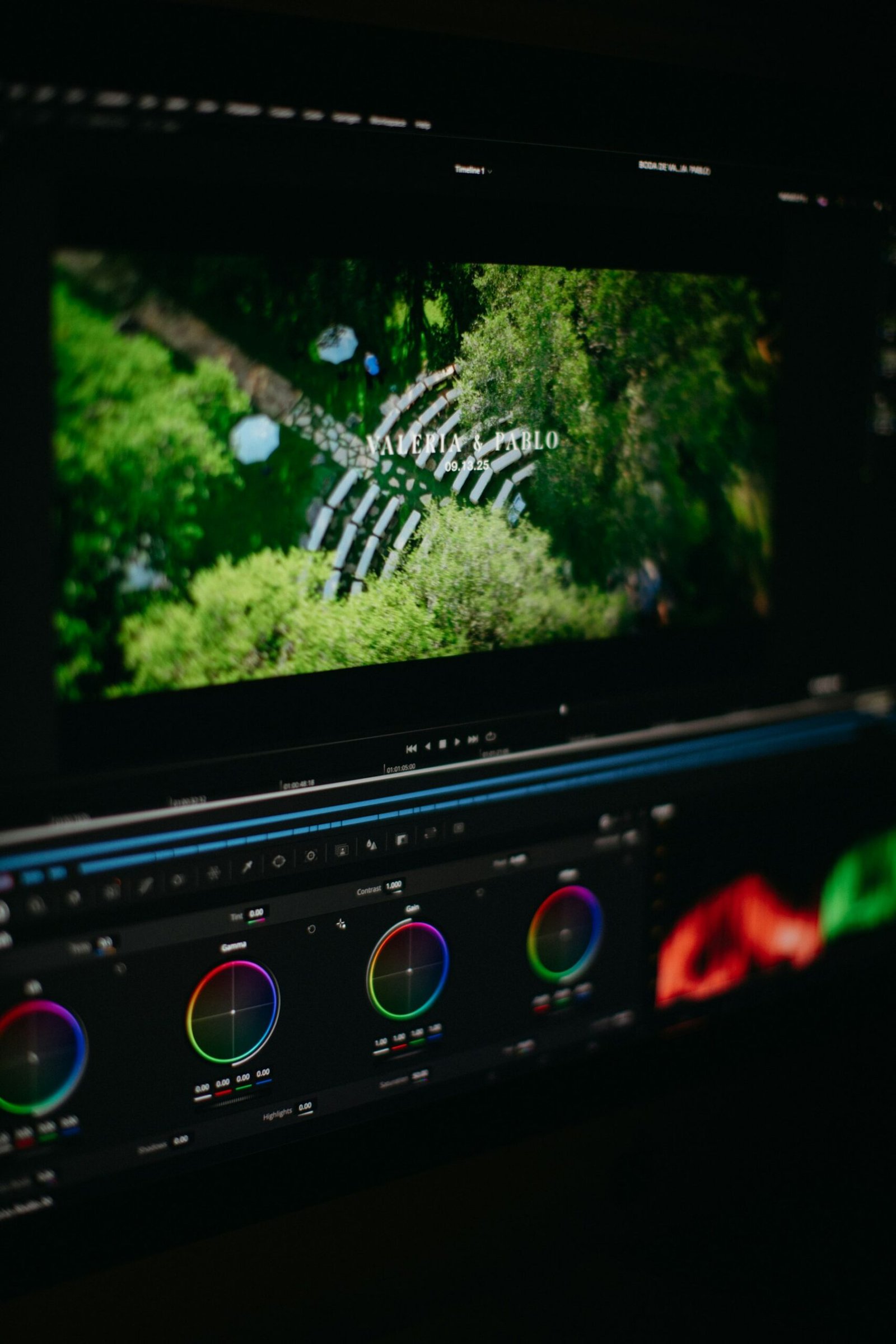 واجهة برنامج مونتاج تعرض أدوات Color Grading لتحليل اللون والتشبع في الفيديو