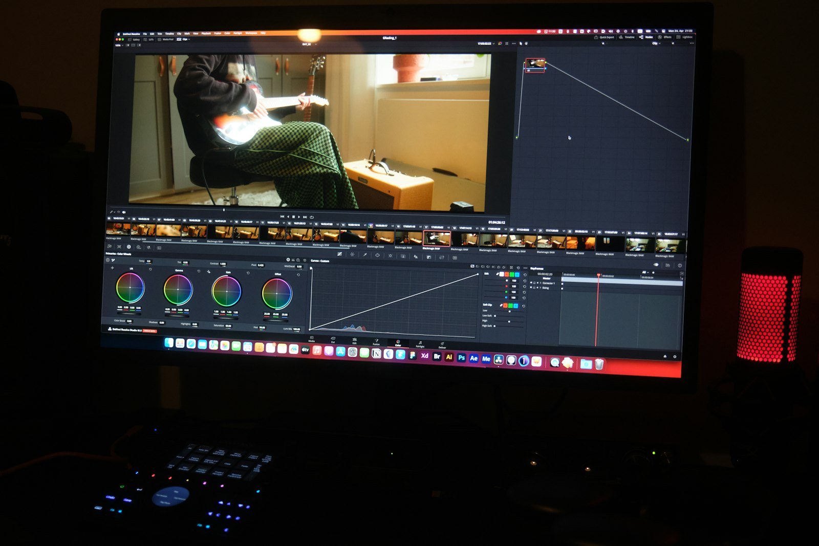 واجهة DaVinci Resolve تعرض أدوات التلوين والعقد أثناء معالجة لقطة فيديو