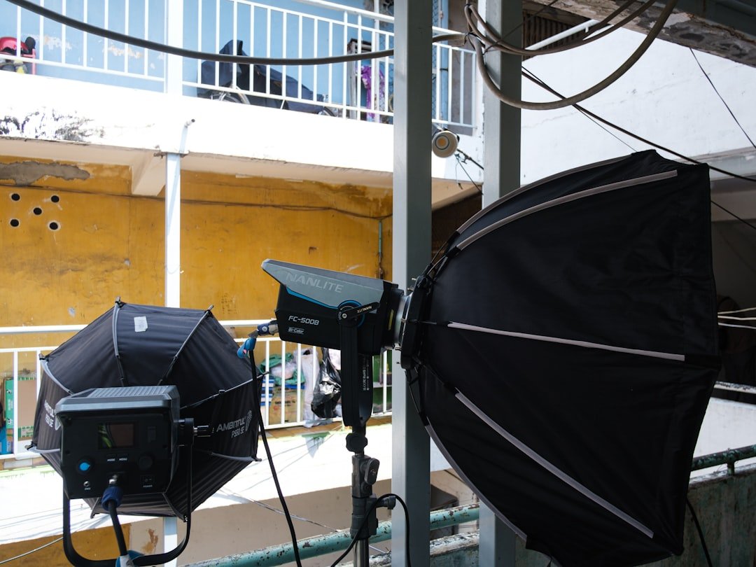 وحدات Softbox مستخدمة في موقع تصوير للتحكم في نعومة الضوء واتجاهه